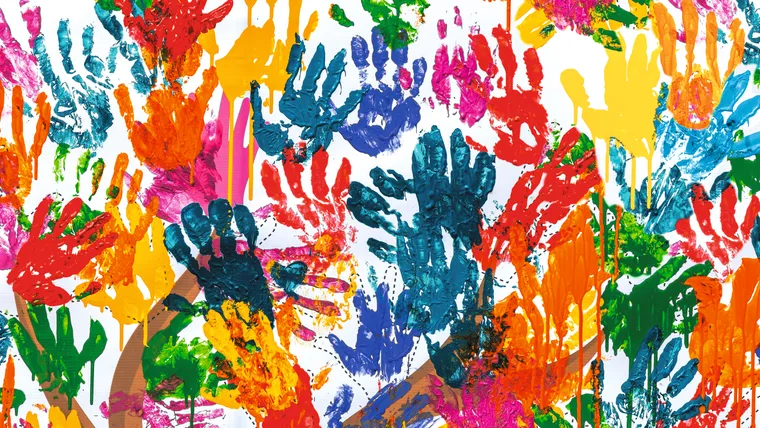 Abdruck von vielen, mit bunten Farben bemalten Kinderhänden