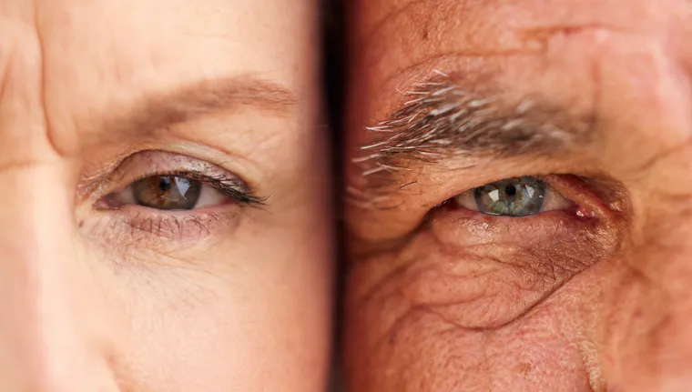 Nebeneinander: Auge einer jüngeren Frau und eines älteren Mannes